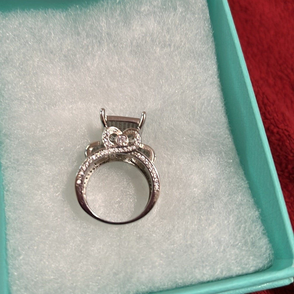 Fashionable Ring - Picture 2 of 5